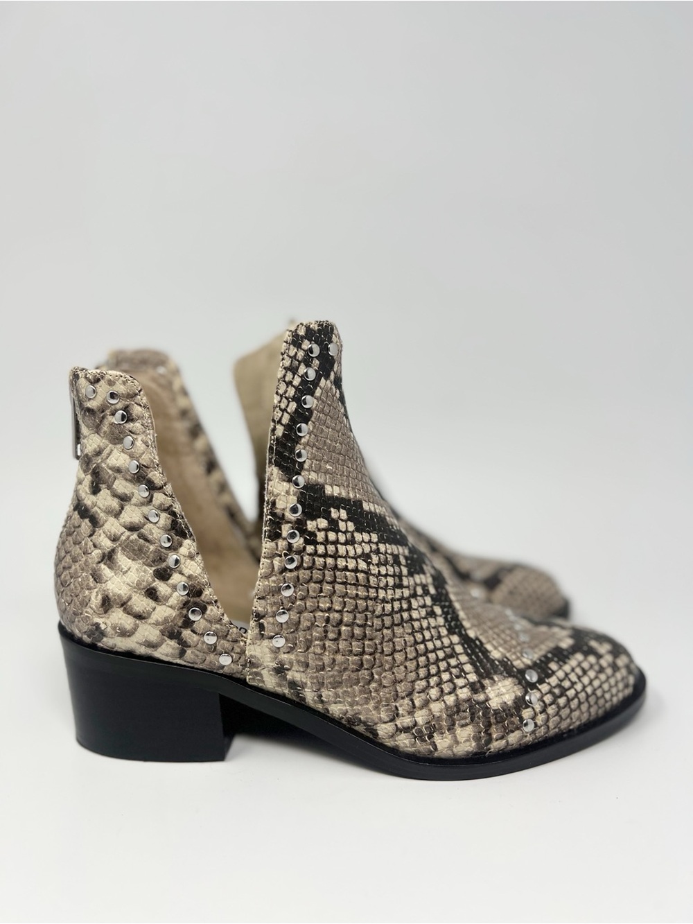 Steve Madden Conspire Boots
Size 6.5